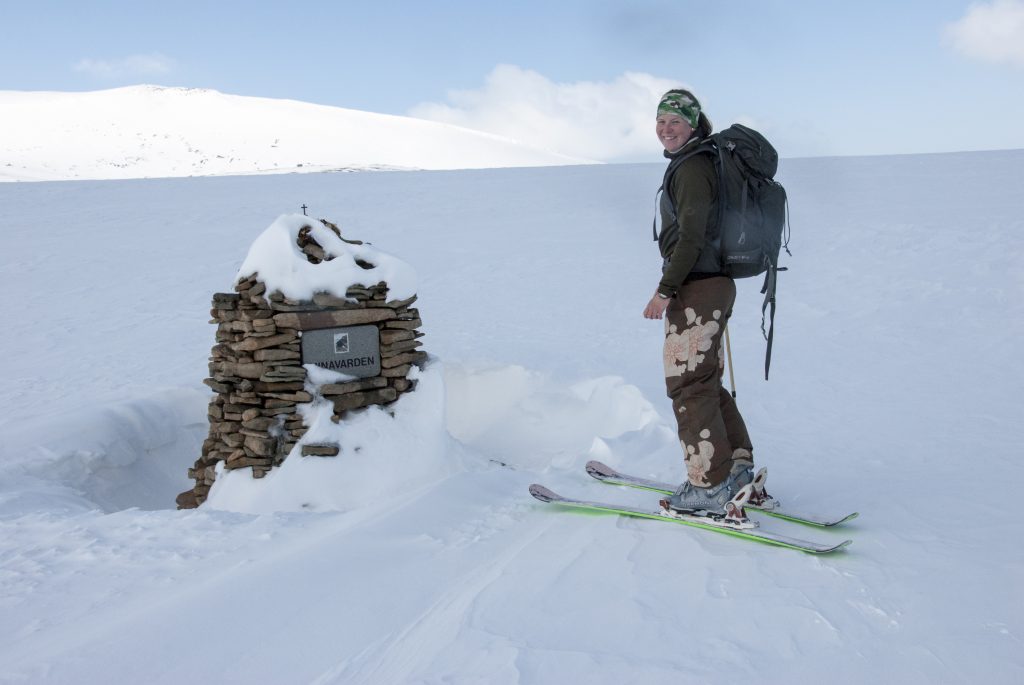 Pomník norské turistky, která byla umsrcena ledním medvědem jen cca 2km od Longyearbyenu