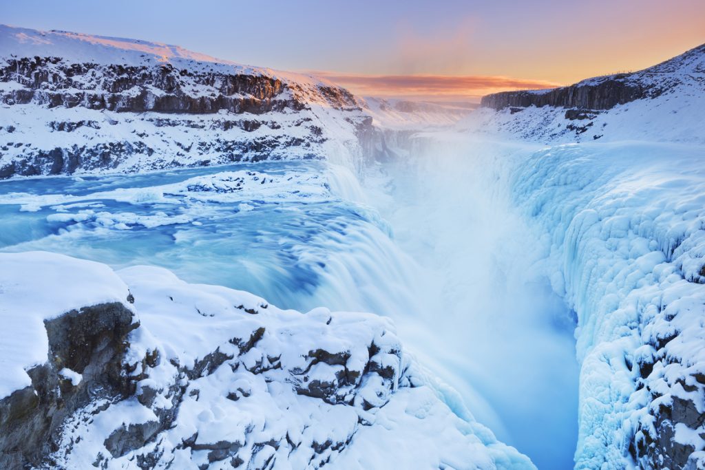 Gullfoss vodopád Zlatý okruh Island v zimě