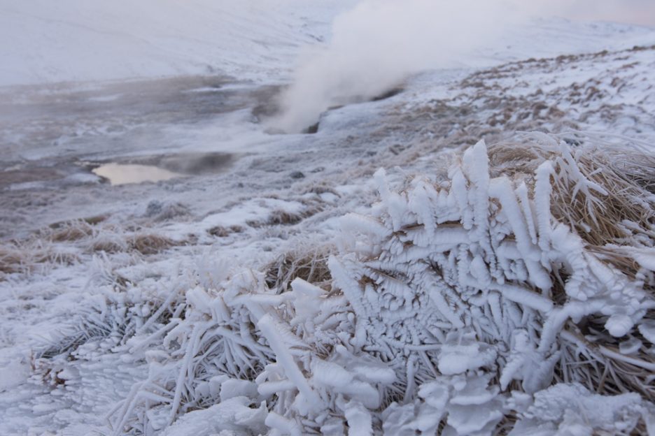 Island v zimě horké prameny v Reykjadalur