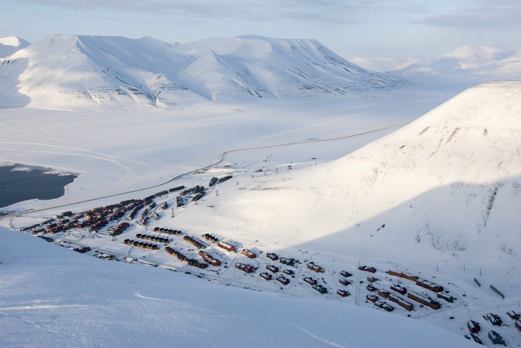 Špicberky: Výhled z Platåberget na Longyearbyen