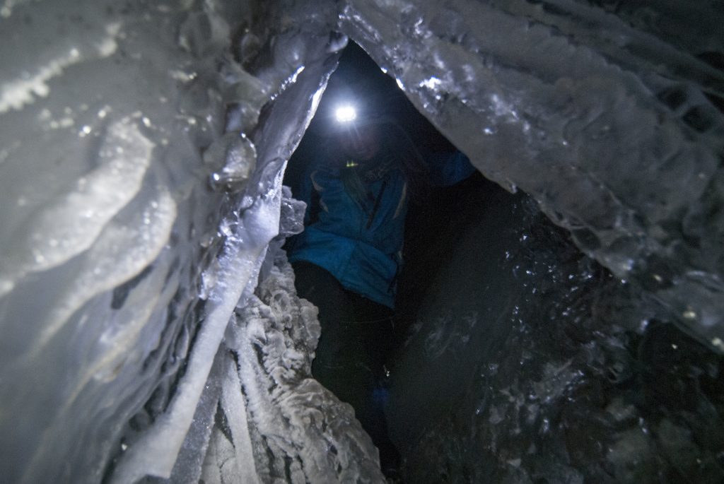 Špicberky: Ledová jeskyně pod ledovcem Larsbreen