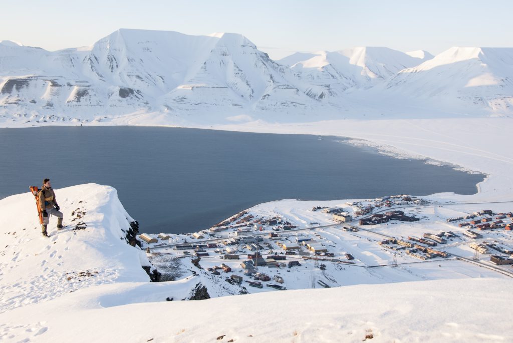 Pohled na Longyearbyen z Platåberget