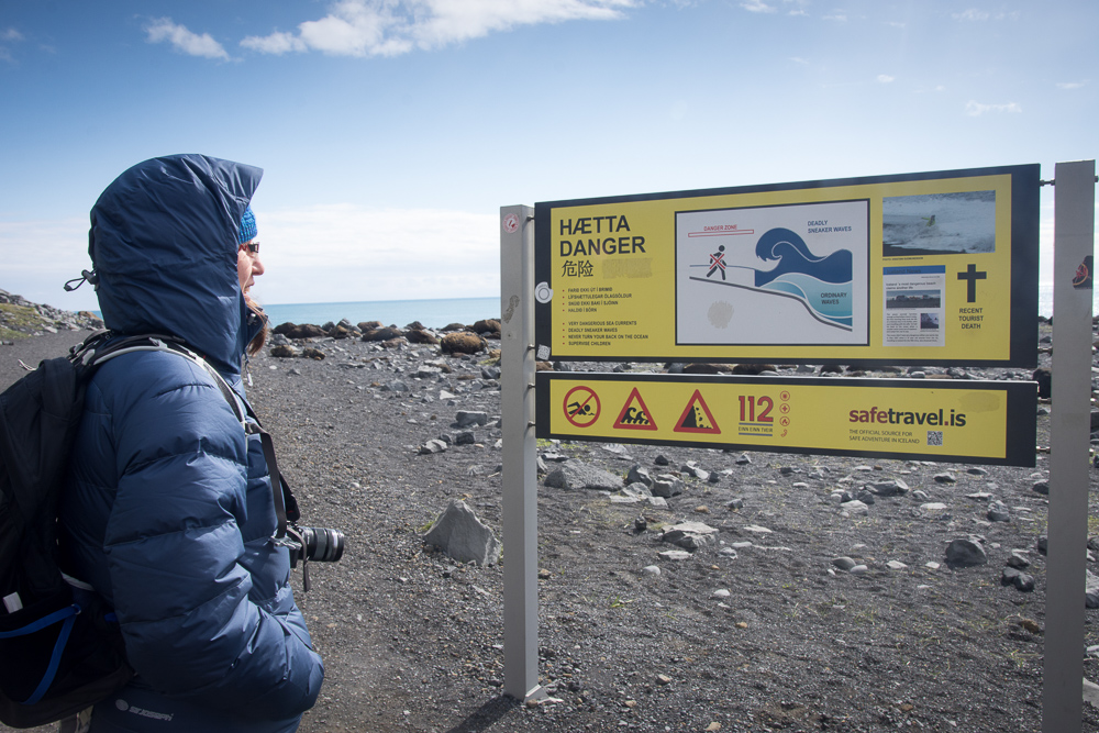Island pláž Reynisfjara nebezpečné plíživé vlny varovná cedule