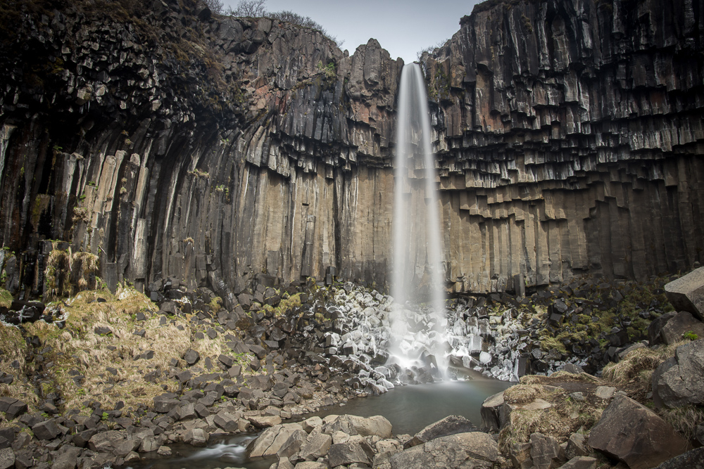 Island cestopis vodopád Svartissen v národním parku Skaftafell