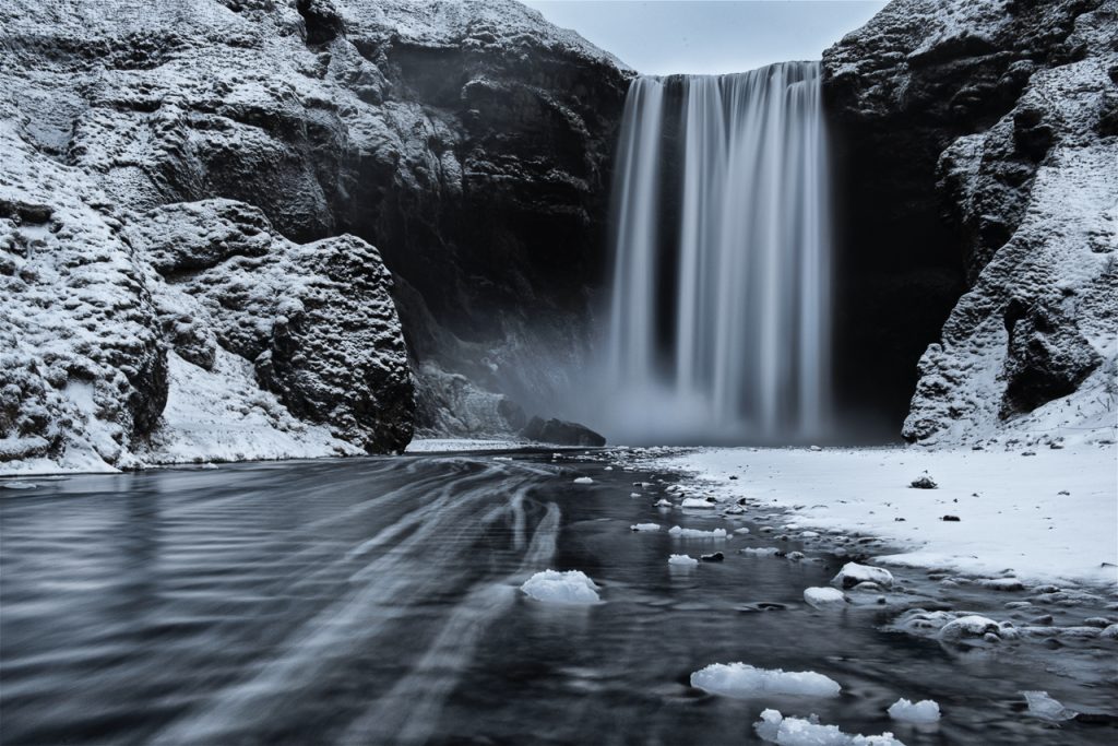 Vodopád Skogafoss, Island v zimě