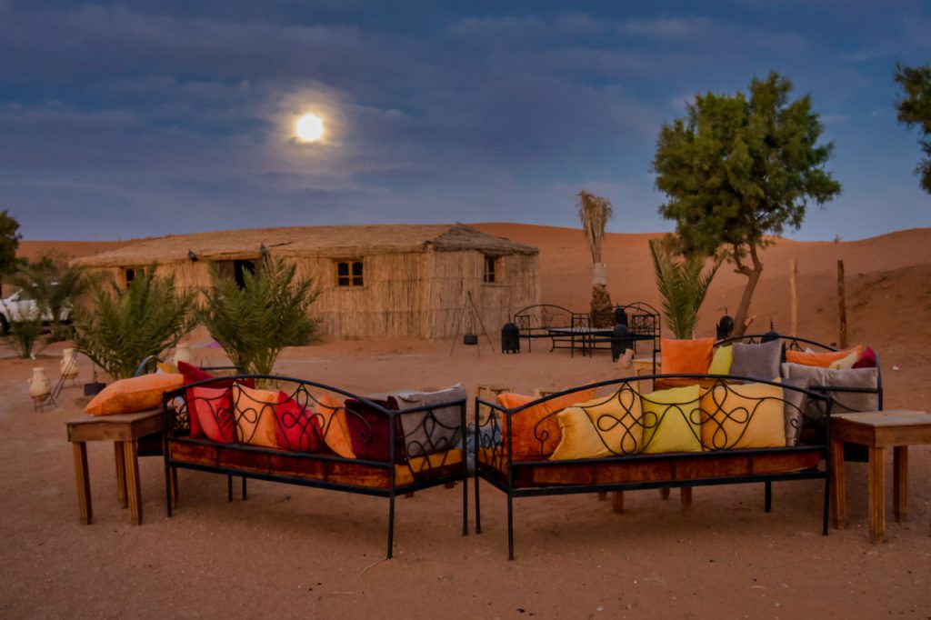 Maroko: Romantický večer v měsícem zalité krajině pouště Erg Chebbi v luxusním pouštním kempu u Aliho a Sary