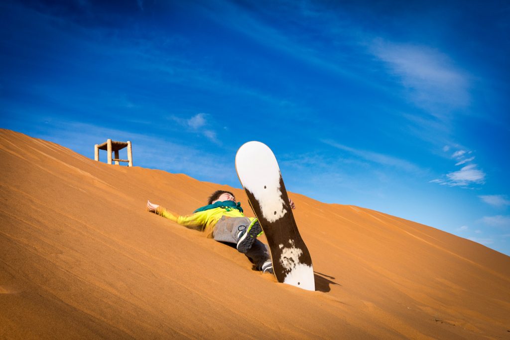 Sanboarding v pouštních dunách, Erg Chebbi, Maroko