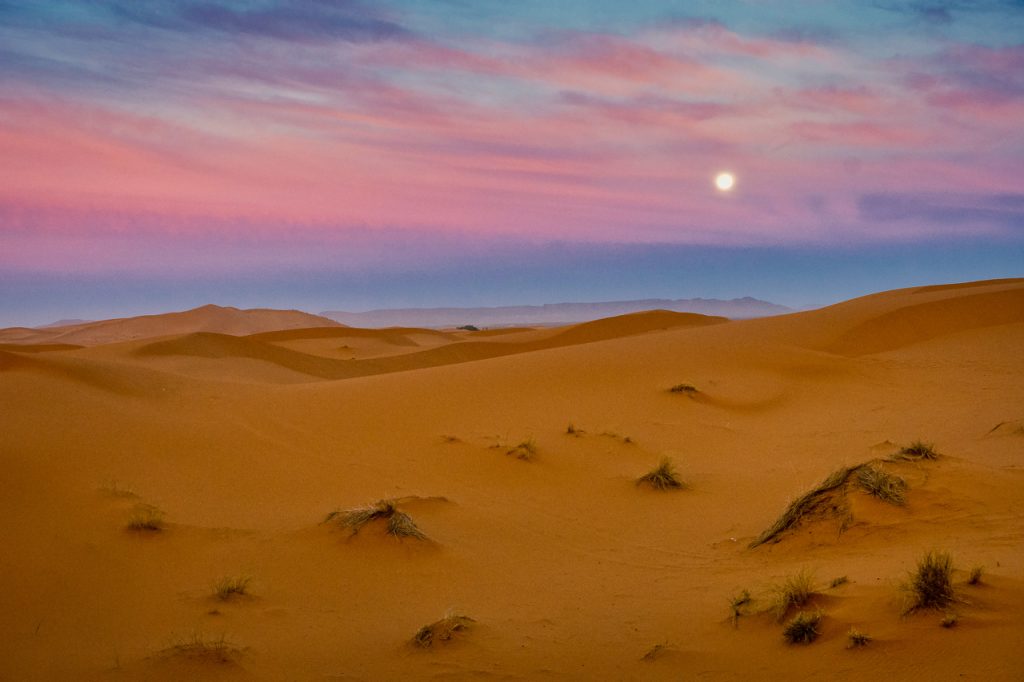 Marocká Sahara zalitá měsíčním světlem. Erg Chebbi