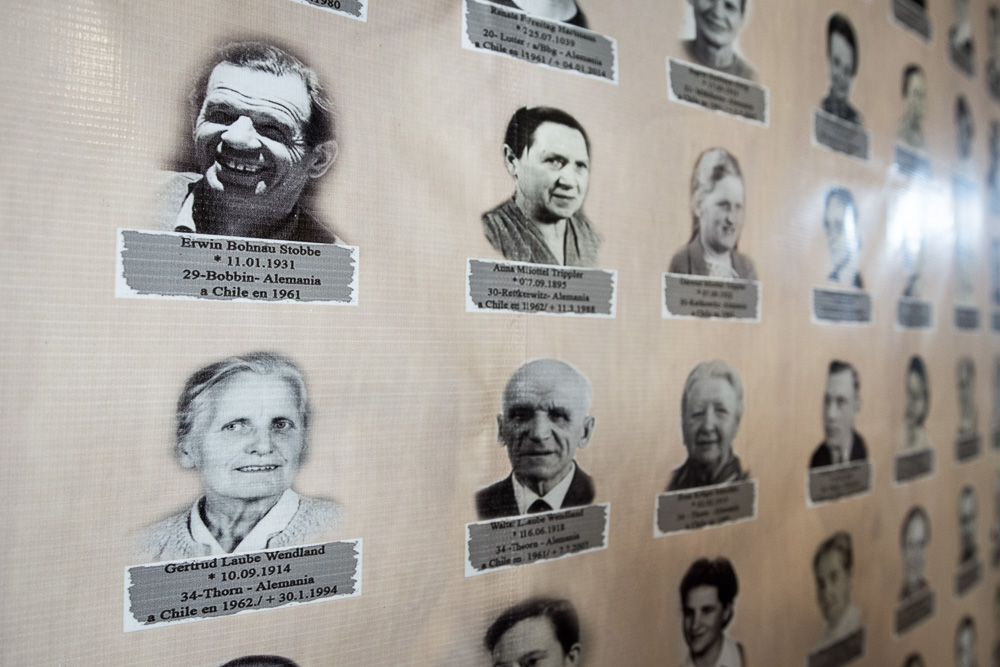 Portéry původních osadlíků Colonia Dignidad z informačního panelu v muzeu