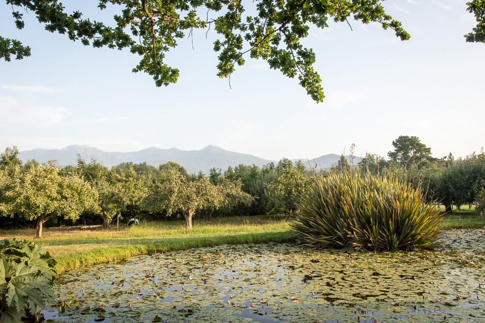 Pohled na pozemky a hory obklopující chilskou vesnici Villa Baviera