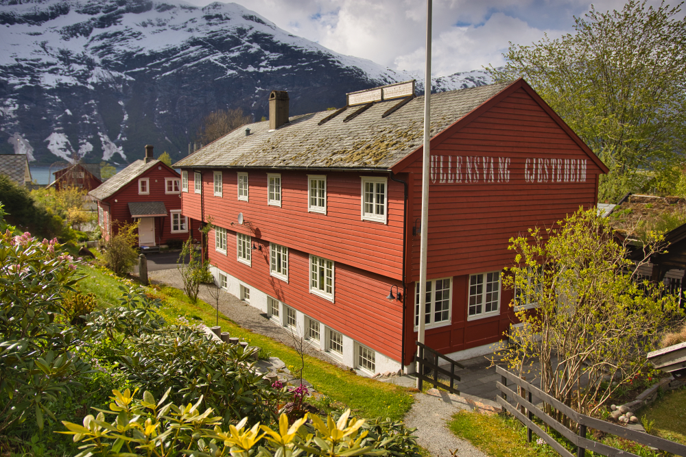 Accommodation in Hardangerfjord: Ullensvang guesthouse