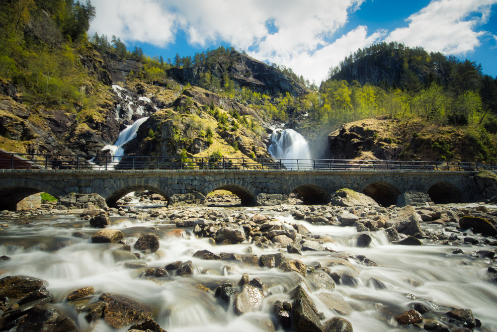 Vodopád Låtefossen protékající pod kamenným mostem patří k nejfotografovanějším norským vodopádům