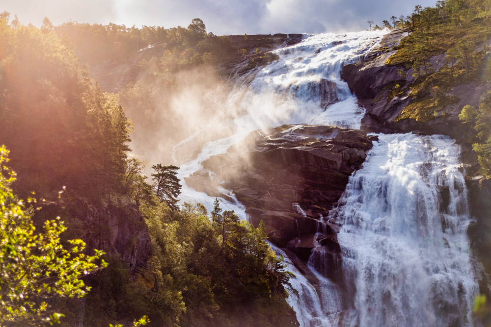 Norsko: Vodopády v údolí Husedalen poblíž Kinsarviku
