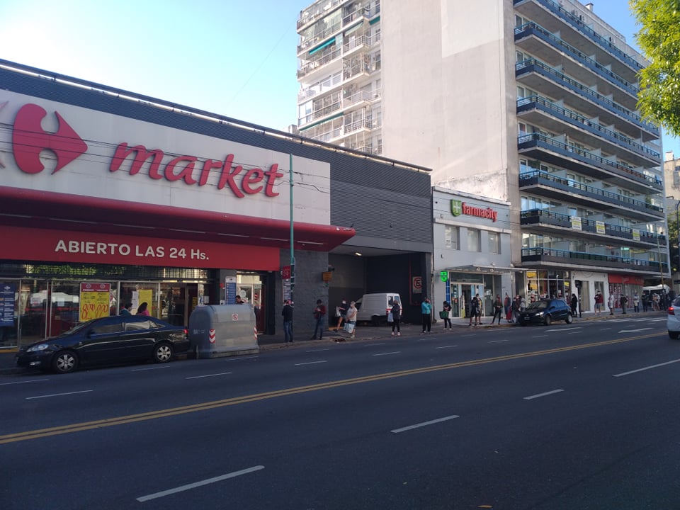 Kilometrová fronta na vstup do supermarketu v době nouzového stavu v Argentině