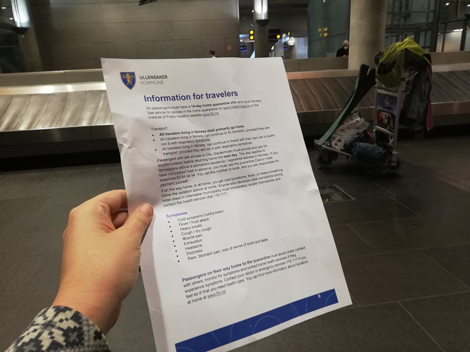 informace o karanténě v Norsku, které jsme dostali na letišti v Osle
