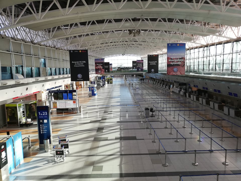 Liduprázdné letiště Ezeiza v Buenos Aires, odkud odlétal repatriační let do Norska
