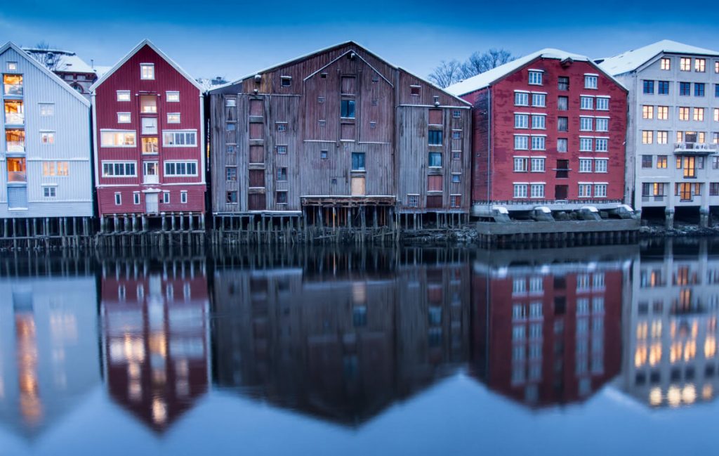 Domky na Bakklandet v Trondheimu v zimě