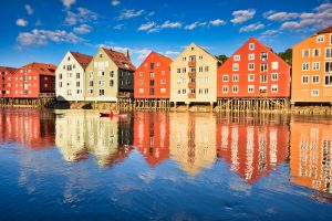 Trondheim, Norsko: Typické barevné dřevěnné domky na Bakklandet zrcadlící se v řece Nidelva