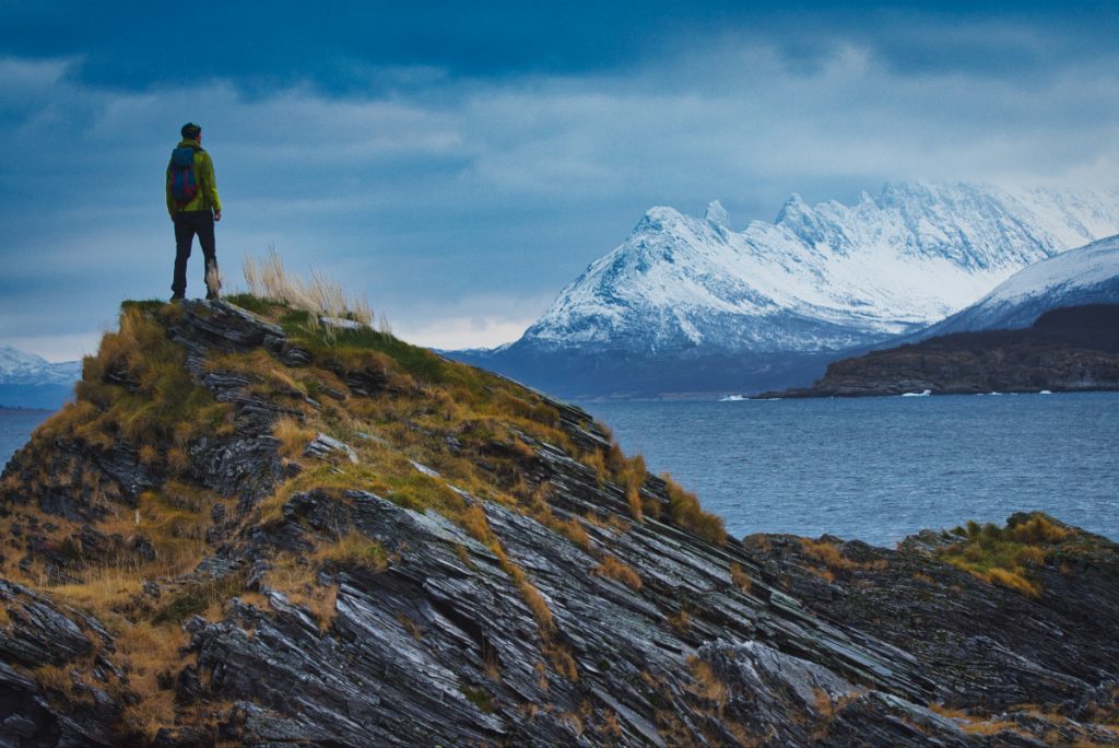 Procházka po ostrově Skjervoy v Norsku, kam se jezdí za pozorováním kosatek